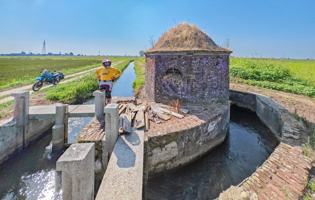 Articolo vigevano-monferrato. Foto del casello dell'acqua a Nord-di-Mortara