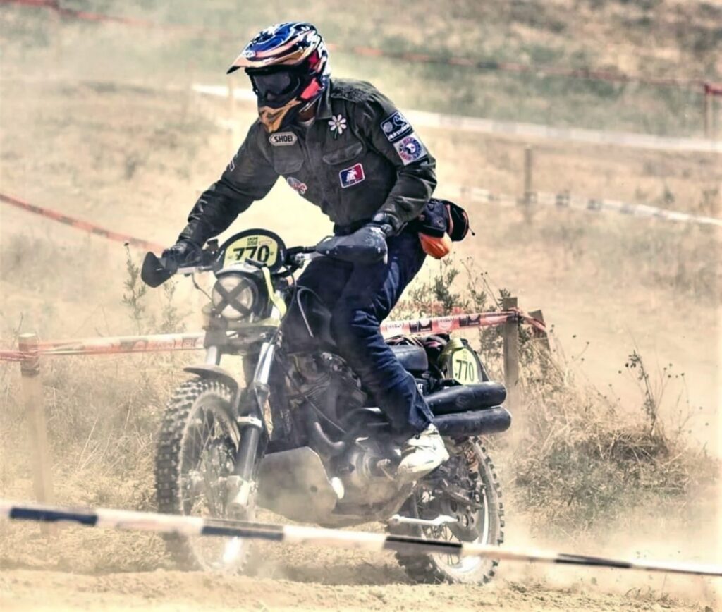 Nel 2021 si iscrive alla Sei Giorni di Enduro con una Harley-Davidson XR1000 del 1982. La foto è tratta dal sito Reparto Sportivo, un bell'articolo di Matteo Aramini.