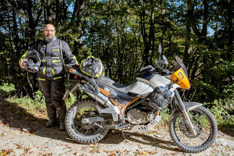 UomoMezzo Vincenzo Bicchi,2025-10, Celletta della Tura, HAT Legend, Kawasaki KLE 500