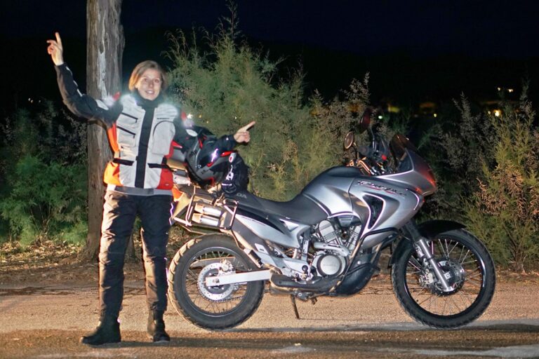 DonnaMezzo di Raffaella Cegna, 2015-05, Tendata Motociclismo All Travellers, Terme San Giovanni, Isola d'Elba (LI), Honda Transalp 650