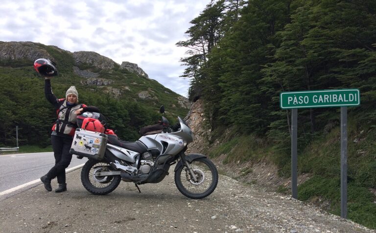 DonnaMezzo di Raffaella Cegna, 2018-01, Paso Garibaldi, Terra del Fuoco, Argentina, Honda Transalp 650, foto Roberto Tommasiello
