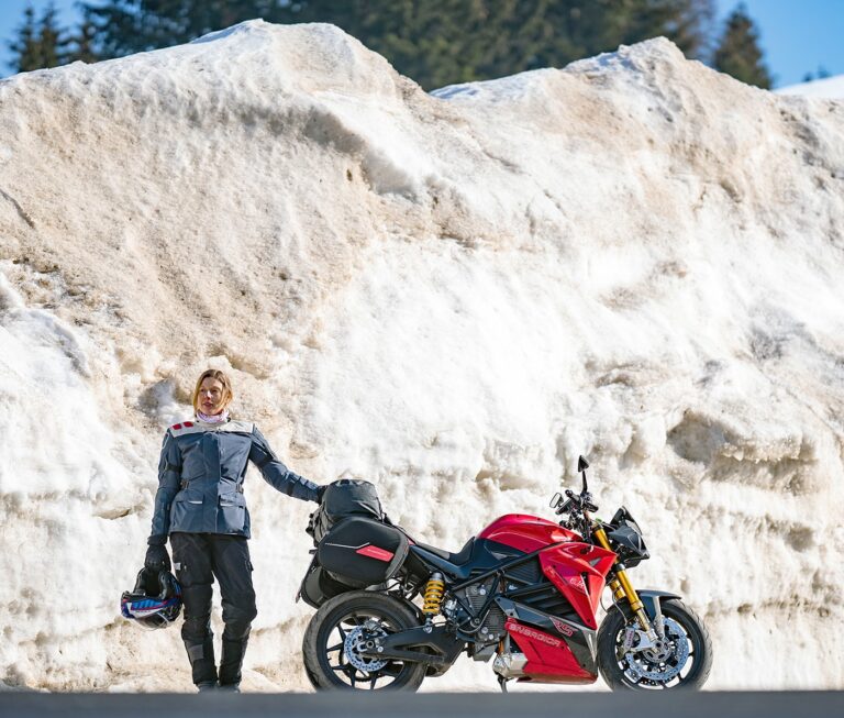 DonnaMezzo di Raffaella Cegna, 2021-02, Passo Brocon (TN), Energica Eva Ribelle RS