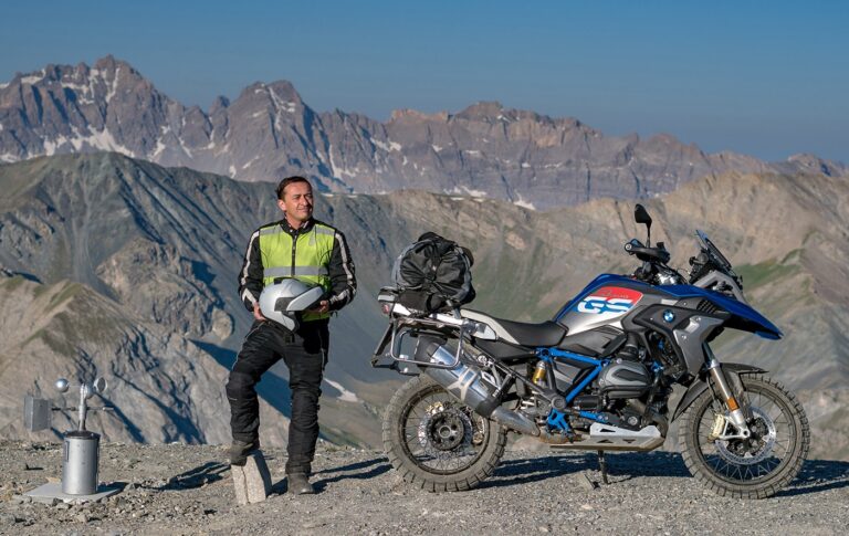 UomoMezzo di Luca Fonio, 2018-07, Pick The Peaks, Mont Chateau-Renard (Francia), BMW R 1200 GS