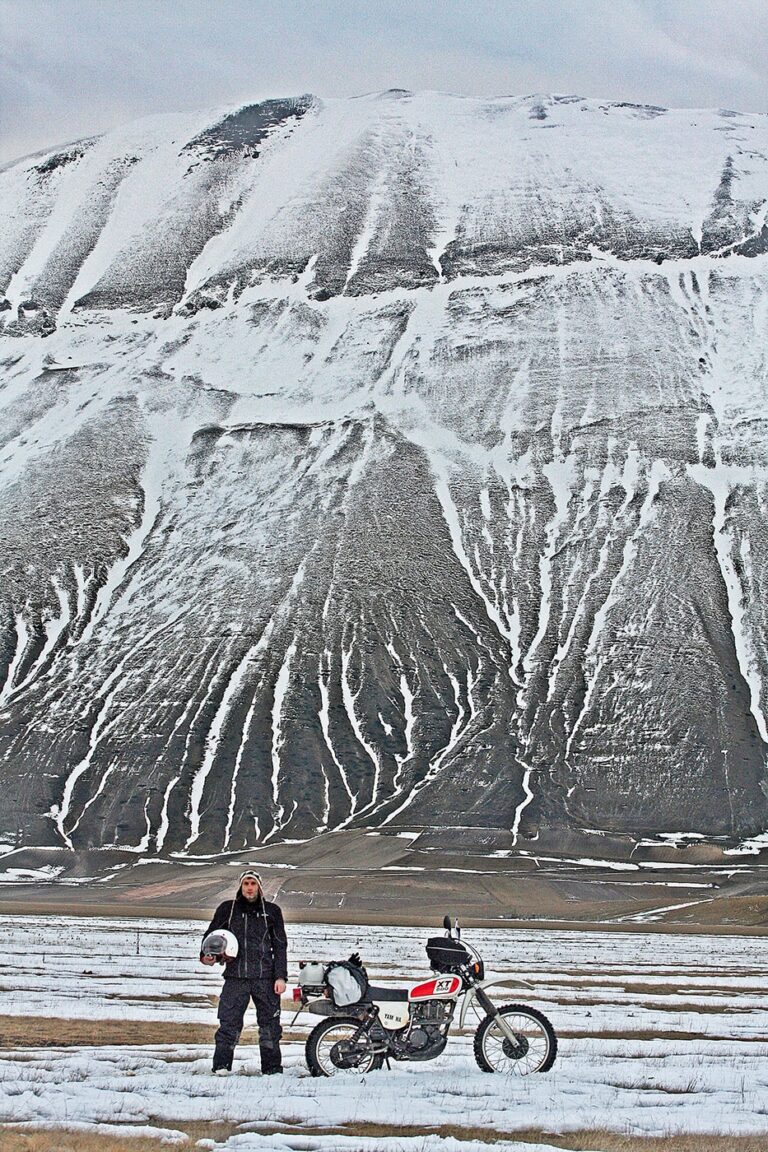 UomoMezzo di Danilka Livieri, 2011-02, Fintentreffen, Pian Grande di Castelluccio di Norcia (PG), Yamaha XT500