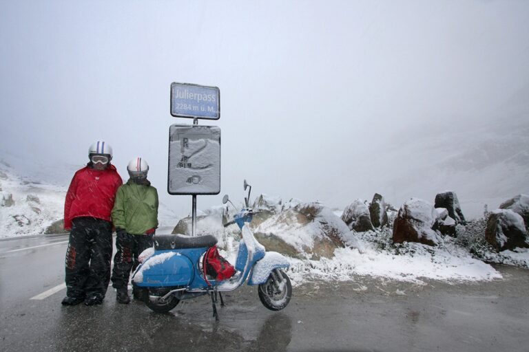 UomoMezzo di Danilka Livieri, 2011-07, Julierpass (Svizzera), Piaggio Vespa PX125E, con Bubu