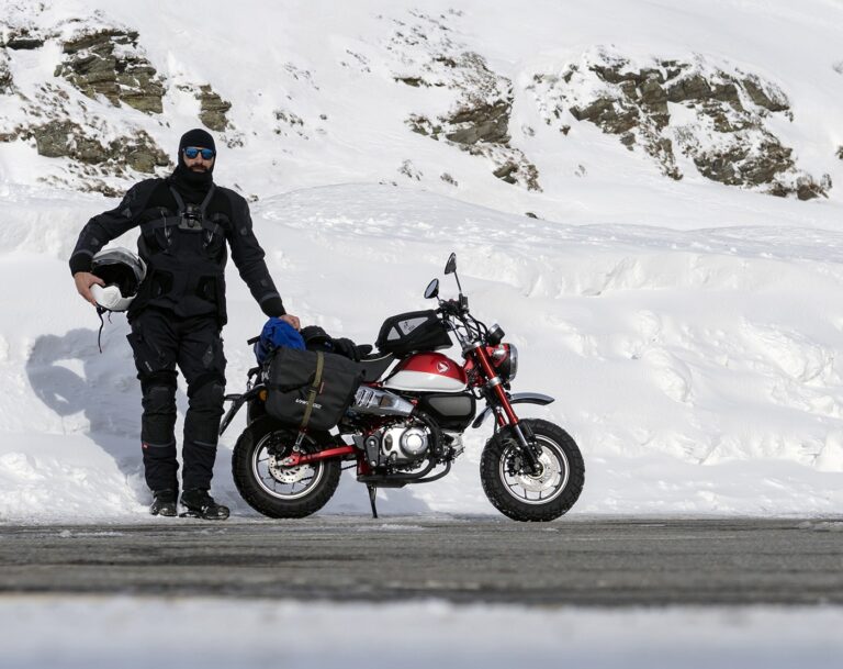UomoMezzo Luca Nagini, 2020-02, Altes Elefantentreffen, Passo del Sempione (Svizzera), Honda Monkey 125