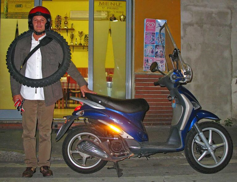 UomoMezzo di Stefano Carnelli, 2006-09, Milano, una trattoria in Gorla, Piaggio Liberty 50