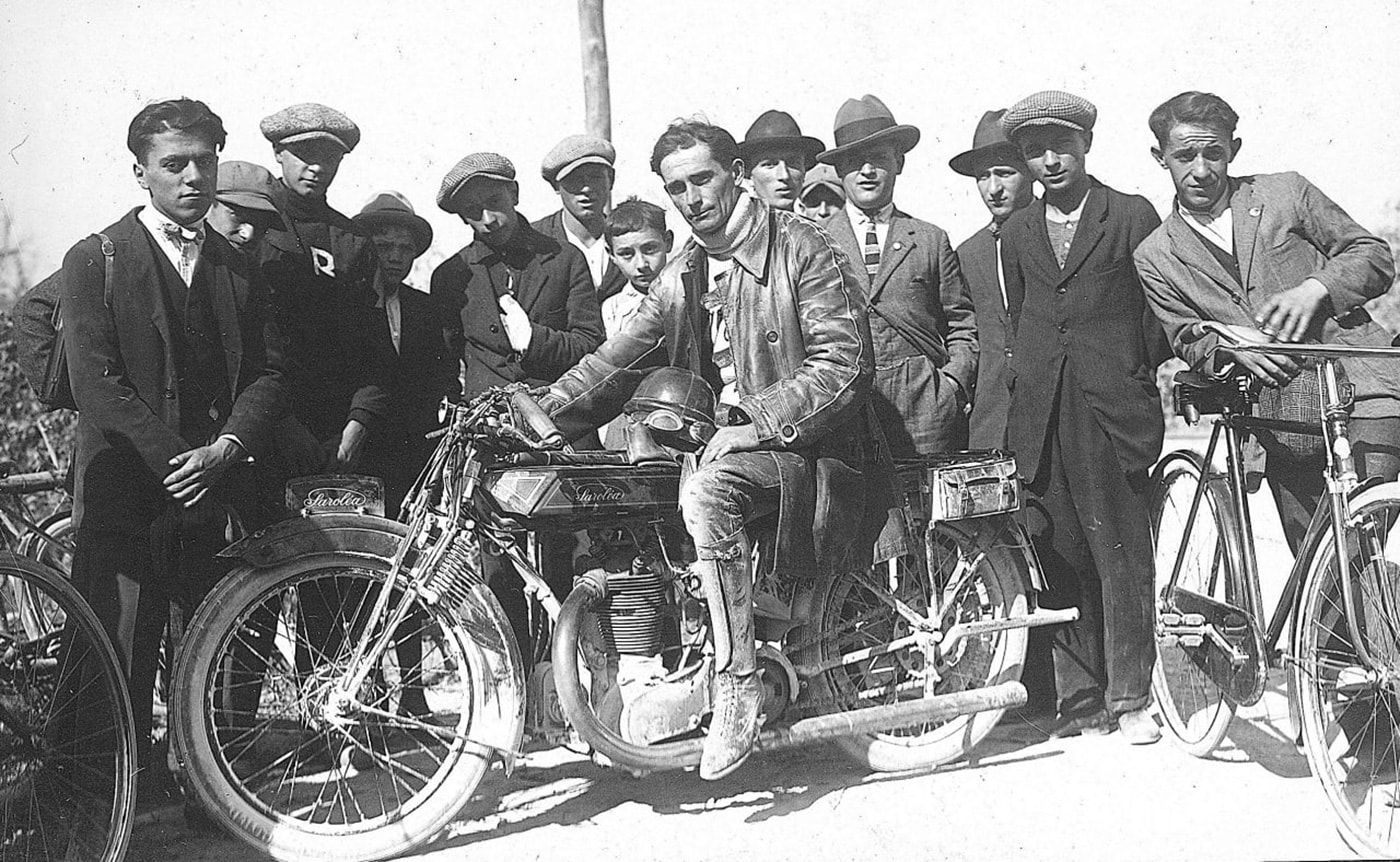 Foto storica con motociclista che indossa uno dei primi stivali da moto.