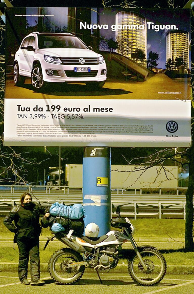 DonnaMezzo Benedetta "Badabozzi" Ponticelli, 2015-02, autogrill veneto tornando dalla Tendata All Travellers sul Valparola, Beta Alp 4.0 350