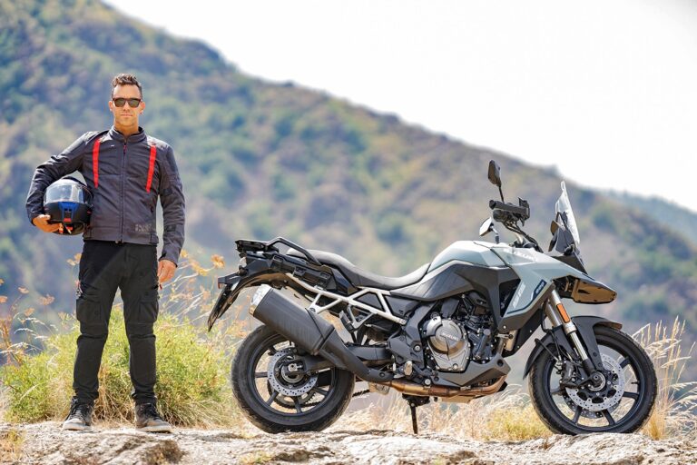 UomoMezzo di Fabio Meloni, 2024-07, Capanne di Marcarolo (AL), Suzuki V-Strom 800SE
