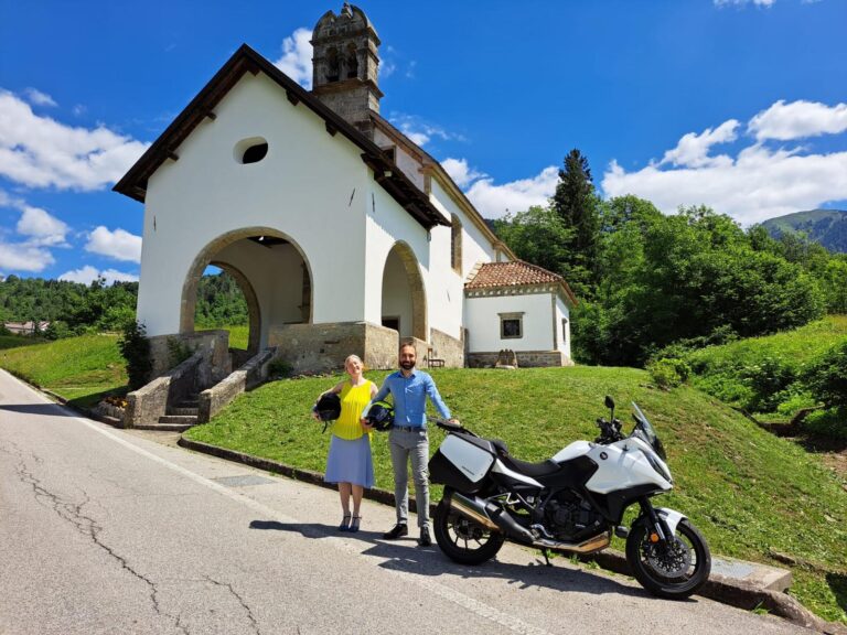 UomoMezzo Luca Nagini, 2022-06, Chiesetta della Madonna del Carmine e Ovaro, in Carnia (UD), Honda NT1100. L'ultimo UomoMezzo