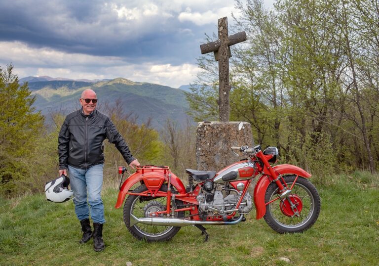 UomoMezzo di Beppe Andreose, 2026-04, Iconica, Passo Pianpintardo (SP), Moto Guzzi Astore (1959)