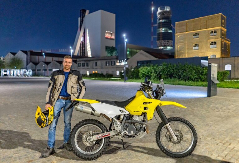 UomoMezzo di Marco Baioni, 2026-04, UomoMezzo Flash Mob, Fondazione Prada (MI), Suzuki DR-Z400S