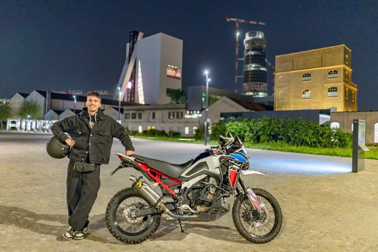 UomoMezzo di Stefano Beacco, 2026-04, UomoMezzo flash mob, Fondazione Prada, Milano, Honda CRF1100L Africa Twin