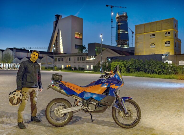 UomoMezzo di Massimo Di Trapani, 2026-04, UomoMezzo Flash Mob, Fondazione Prada, Milano, KTM LC8 950 Adventure S