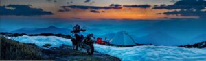 In moto con la tenda in inverno.