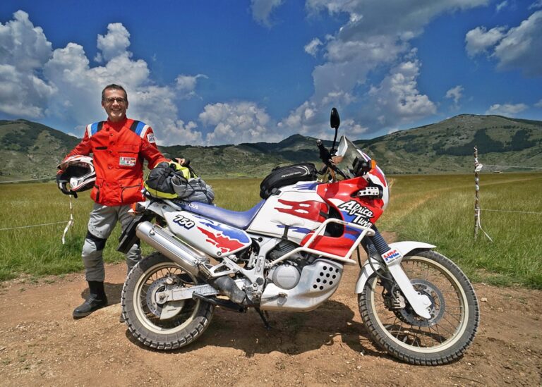 UomoMezzo di Andrea Stella, 2016-06, Tendata All Travellers, Altopiano del Rascino (RI), Honda XRV750 Africa Twin RD07