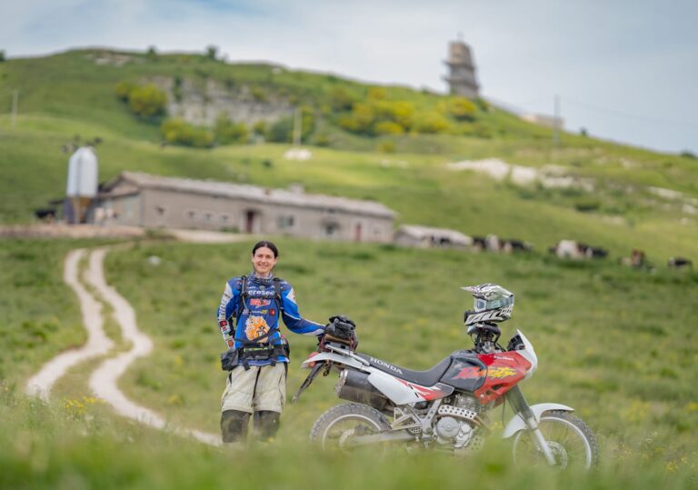 DonnaMezzo di Elisa Rovini, 2026-06, Adventure Seekers Fortezze, Passo Fittanze sotto il Punto Sip (VR), Honda NX650 Dominator