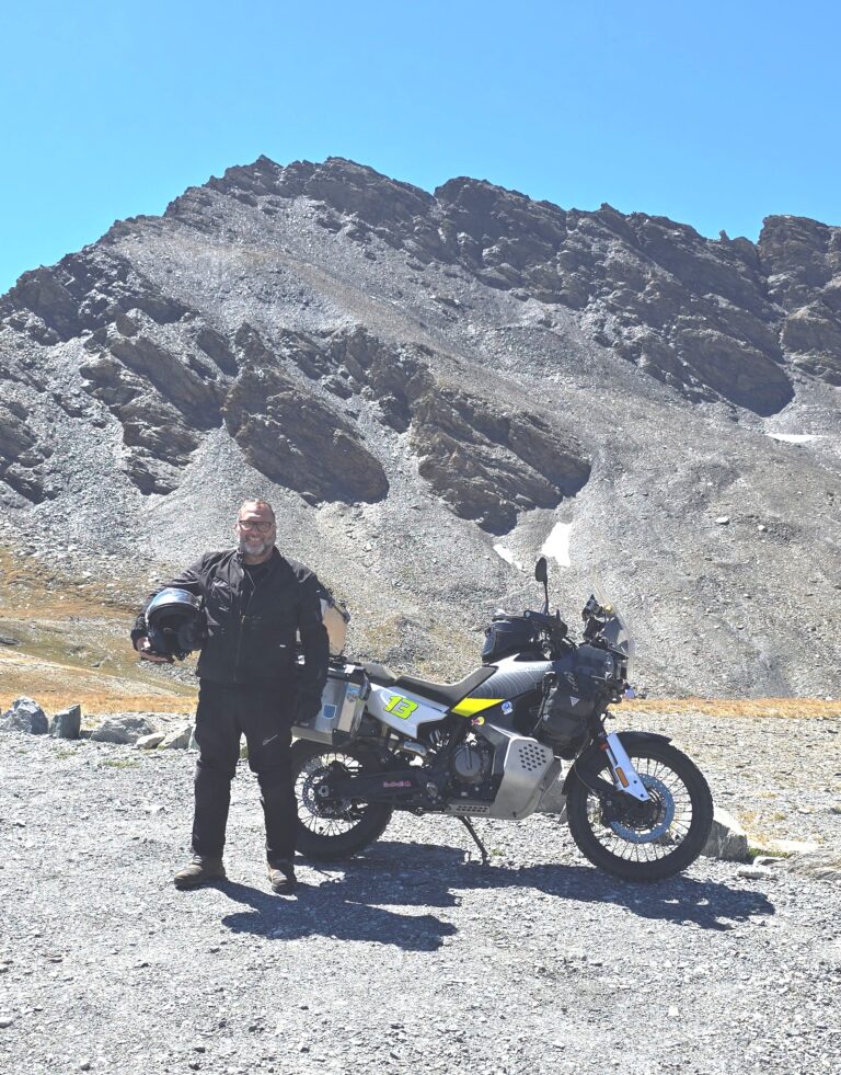 UomoMezzo di Paolo Lembo, 2026-08, colle dell'Iseran (Francia), Husqvarna Norden 901.