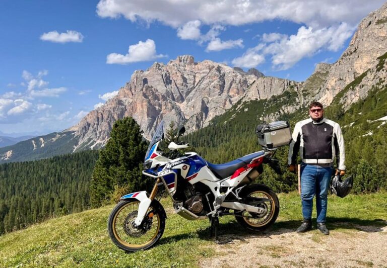 UomoMezzo di Andrea Vicario, 2026-08, Passo Giau (BL), Honda CRF1000L Africa Twin.