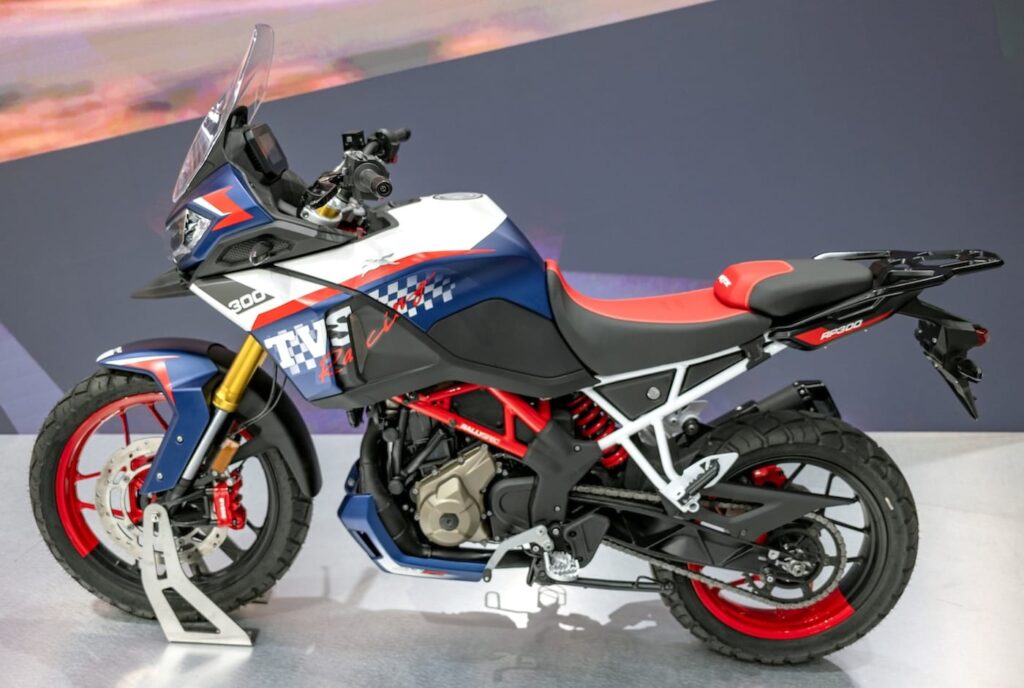 Ad Eicma 2025, allo stand TVS, abbiamo notato questa piccola adventure da 300 cc, la RTX, che qui proponiamo nella livrea più tamarra.