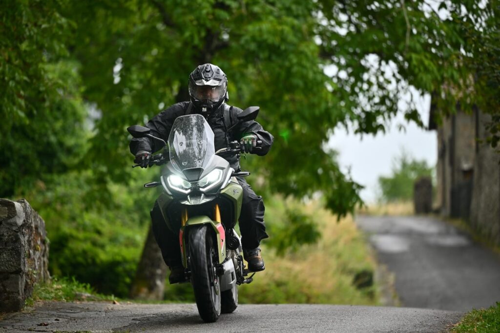Su asfalto la si percepisce bassa di baricentro, agilissima, facile, rassicurante. Sono un po' le sensazioni che si provano in sella alle Honda.