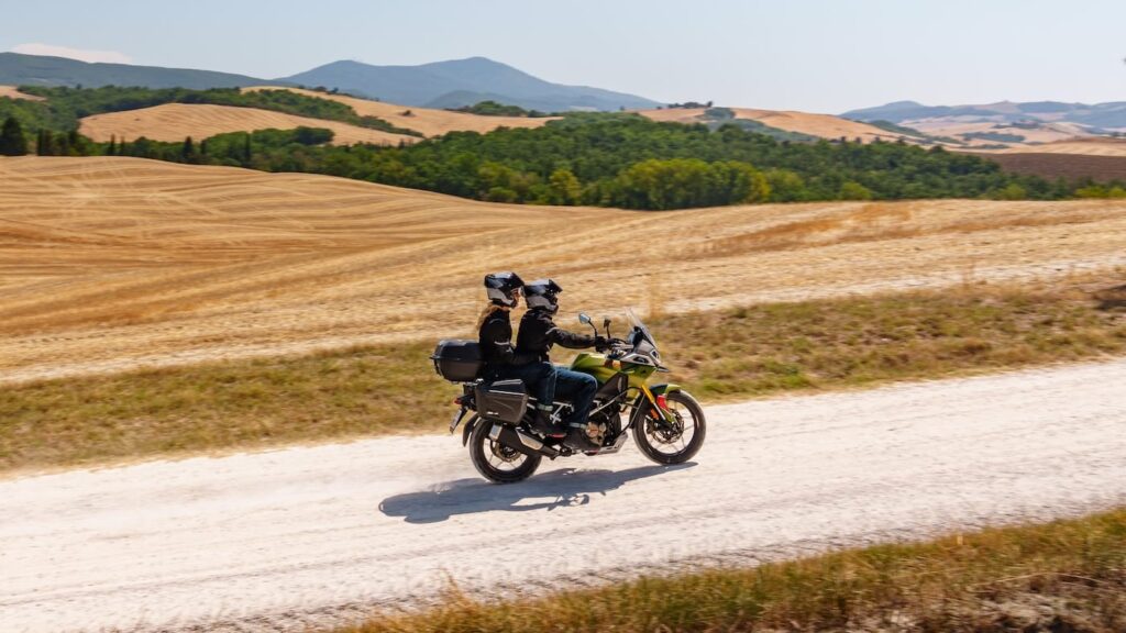 Nella cartella stampa si trovano delle foto strane, perché si vede una coppia di innamorati pazzi che viaggiano in due su una 300 cc, come se fosse una BMW R 1300 GS.