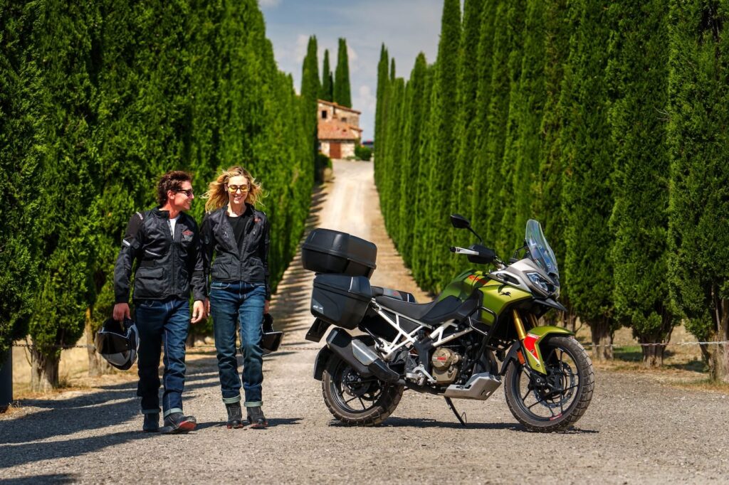 Sono palesemente in Toscana, oseremmo dire nel Chianti sulle strade dell'Eroica e sono chiaramente felici di viaggiare in due sulla RTX.