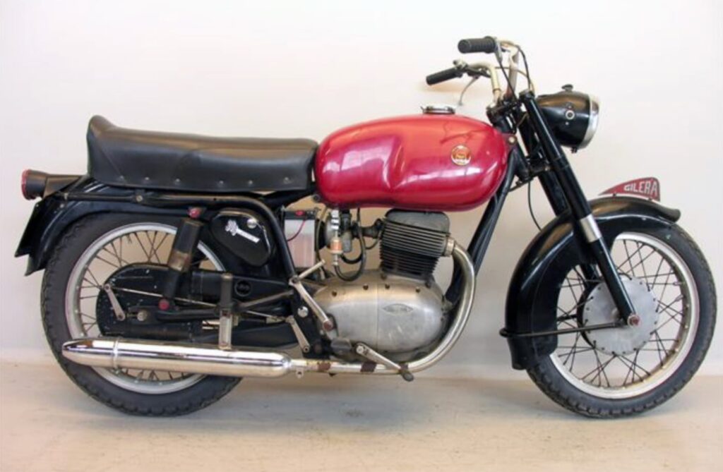 Una delle rare 300 del passato: la Gilera B bicilindrica del 1953, che erogava 15 CV e si rompeva facilmente.