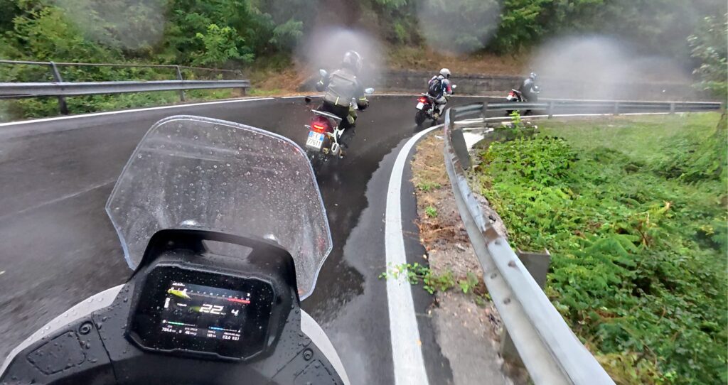 La guida felpatissima: quarta marcia, 2.000 giri, 22 km/h in curva. Ma mappa Tour, perché la Rain è davvero troppo loffia. Specie se pesi 100 kg. 