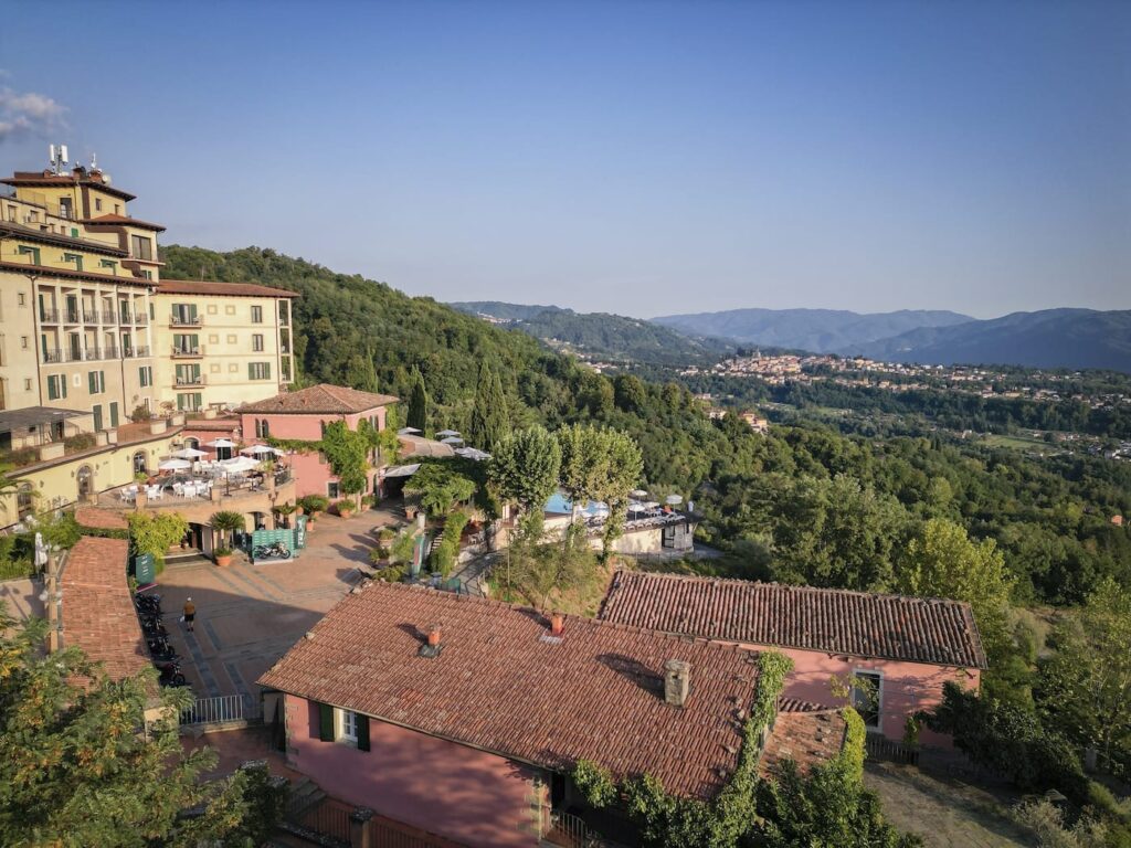 Questo è un posto davvero strano. Si trova in Garfagnana (LU) e si può definire come un albergo di alto livello che occupa un'intera montagna.