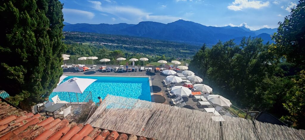 Il primo giorno il tempo era bello, quindi non valeva la pena fare il giro in moto e così, per ammazzare il tempo, ci siamo buttati in piscina.