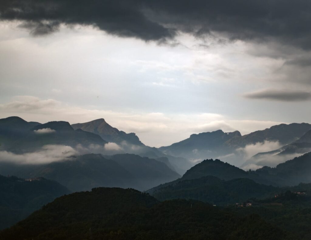 Come spesso capita con il maltempo, i panorami vengono bene. In questa foto si capisce perché il Monte Forato porta quel nome.