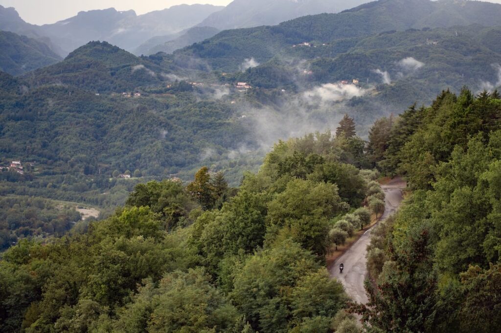 A quel punto inizia una salita asfaltata che, in circa 9 km, porta da quota 870 a 1045 m e che ha fatto da finale a una tappa del Giro d'Italia del 1975. La moto che vediamo in foto è una Norton Atlas 600 (potevamo anche non dirlo, si capisce benissimo vero?).
