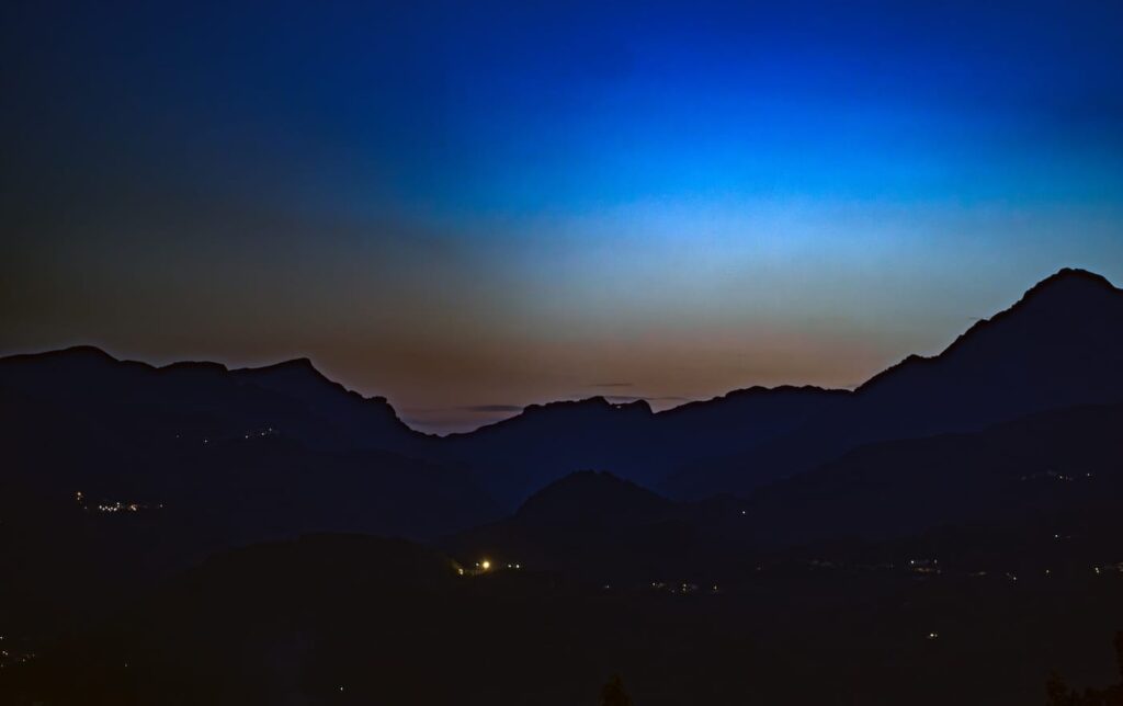 Tramonto sereno sulle vette del Monte Croce (1.314 m), del Monte Forato (1230 m) e del Pania Secca (1711 m).