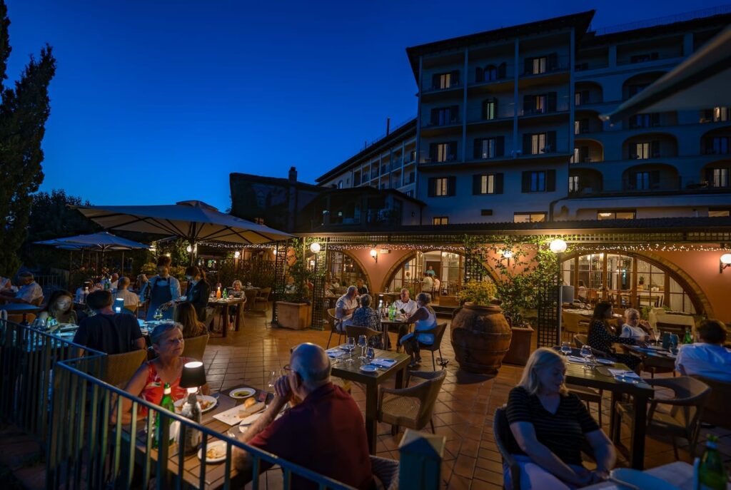 Sto parlando di quelle serate estive in cui si cena in terrazza, con la brezza fresca e la notte che scurisce sempre di più un cielo blu elettrico. 