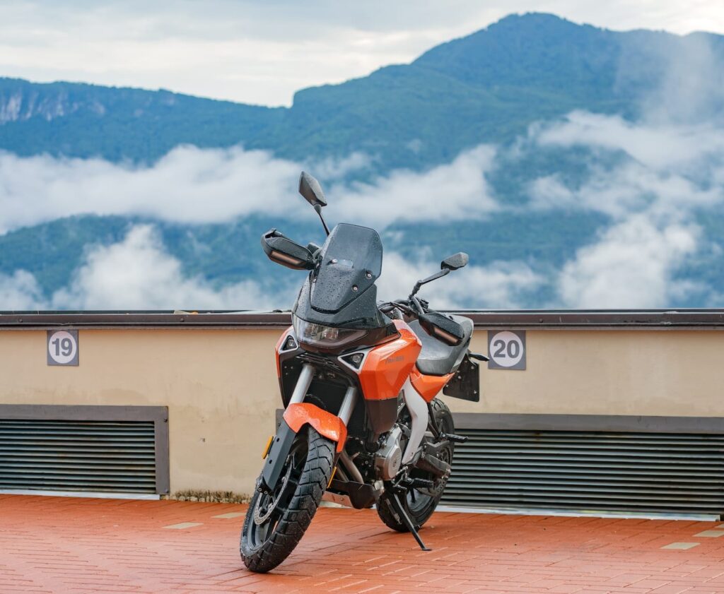 Occhio qua: la nostra scopa non cavalcava una TVS, ma una Norton 600 Atlas, che si chiama come una interessante ma sfortunata Laverda di 40 anni fa.