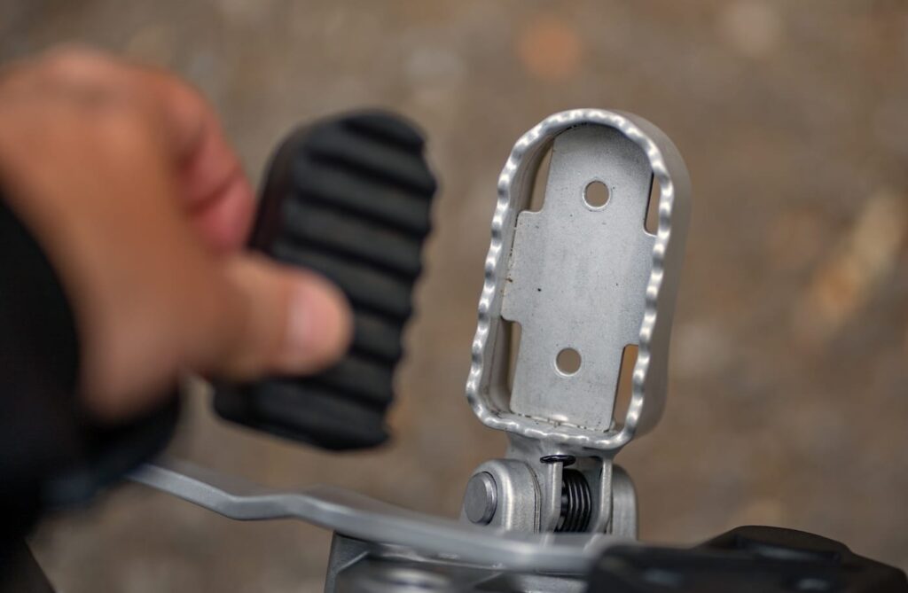 Chiedevo così che mi venissero tolti i gommini dalle pedane, cosa che faccio sempre sulle mie moto.