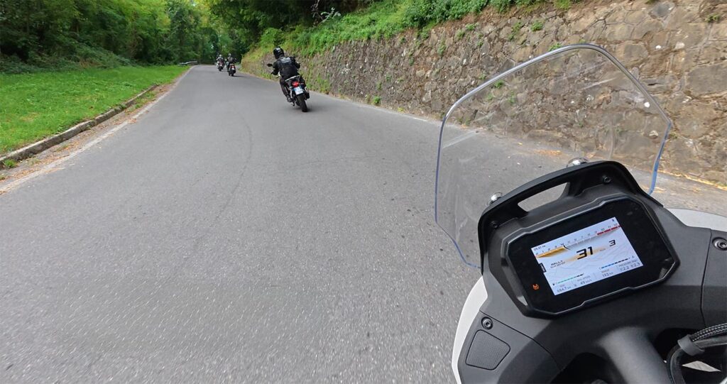 Ecco, uscire in terza marcia a 4.000 giri, come si fa con una moto grossa, qua non va proprio bene. Bisogna abituarsi a farlo in seconda e a 6.000, ma se pesi 30 kg di troppo resti indietro lo stesso.