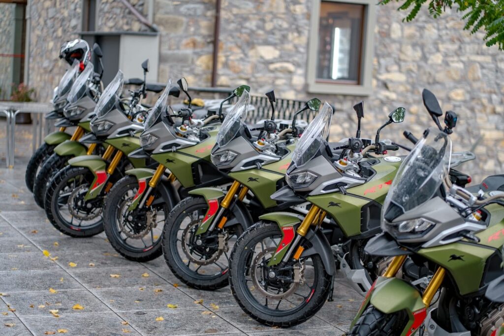 Eccoci quindi sul Carpinelli, con le moto parcheggiate davanti al ristorante. Il passo è alto 842 m e separa la Garfagnana dalla Lungiana: di qua c'è Lucca, di là Aulla.
