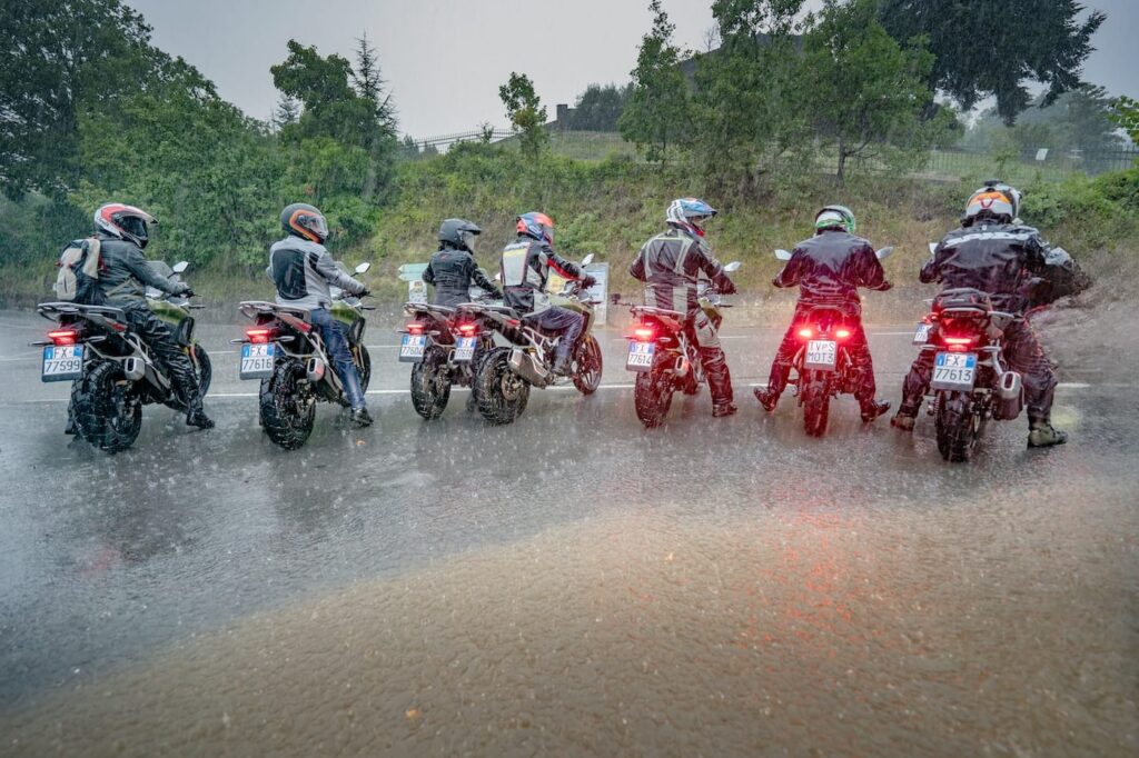 Venivano quindi creati due gruppi. Nel primo c'erano quelli che, non volendo guidare sotto l'acqua, decidevano di tornare immediatamente, per porre fine a quello stillicidio. Così si beccavano il top del top del diluvio.