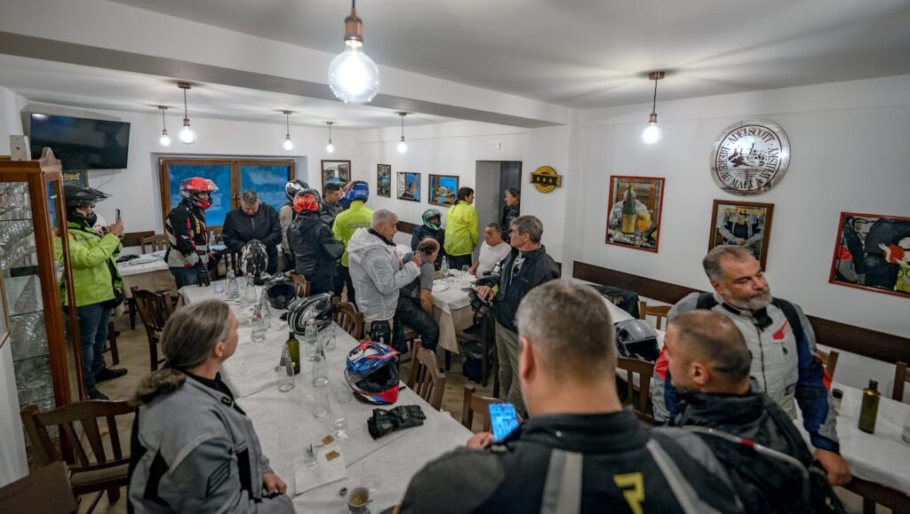 La spedizione finiva allo sbando. Un mix di giornalisti, influencer, ingegneri, uomini TVS, fotografi, videomaker e persino sfaccendati del posto si mettevano a discutere sul da farsi, dentro il ristorante.