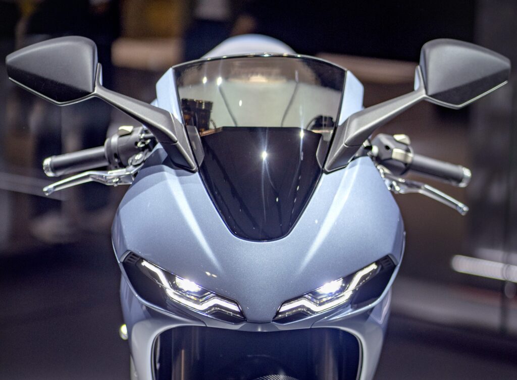 Il modello di punta non è propriamente una motoretta: è la Manx, una V4 da 1200 cc e circa 210 CV. Perché la mettiamo vista di fronte?