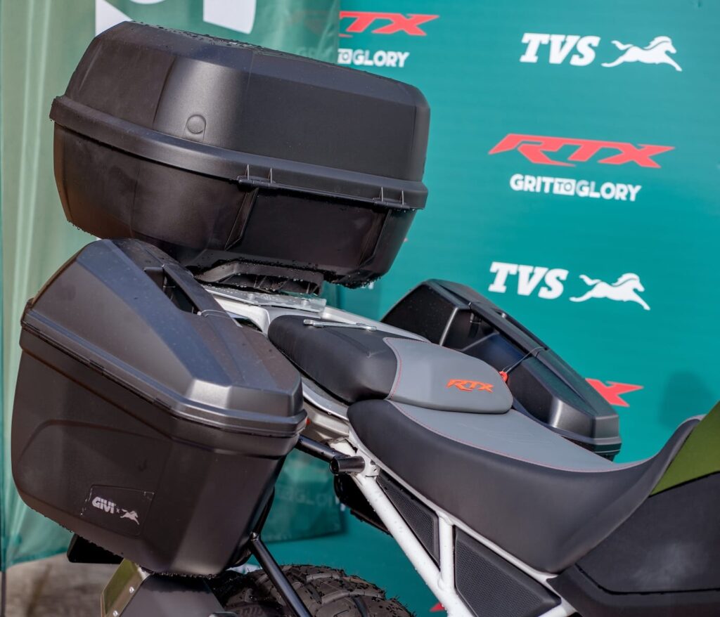 Il tris di borse è stato realizzato da GIVI apposta per lei. Come si vede, non hanno una gran capienza, quindi quei due innamorati pazzi nel Chianti devono essere stati morigerati nel bagaglio.