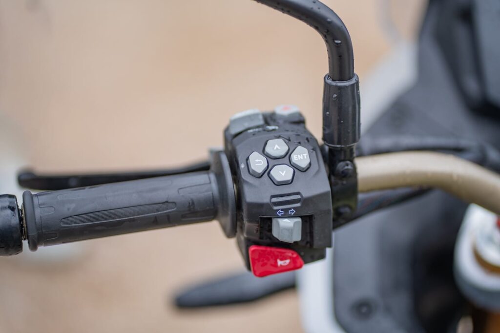 La gestione delle varie funzioni è facile, cosa rara sulle moto così dotate di diavolerie elettroniche: ci sono quei 4 tasti e sono intuitivi.
