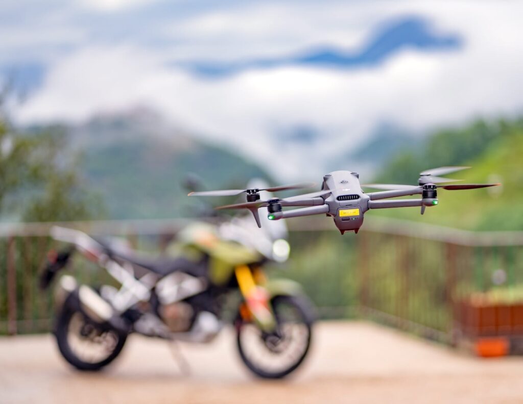 Mentre stavamo esaminando la moto, siamo stati attaccati da un drone lituano.