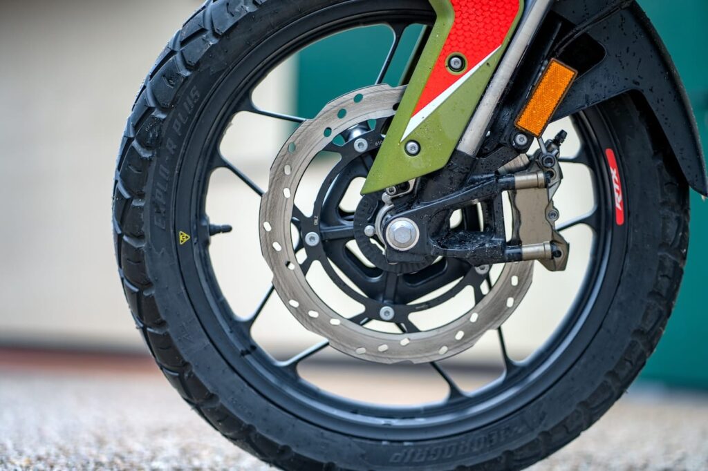 Il freno anteriore è un disco da 320 mm, con pinza radiale. Gli pneumatici, quasi completamente stradali, sono gli Eurogrip Explorer Plus. Dal nome sembra una Casa europea, ma anche lei fa parte della galassia TVS.