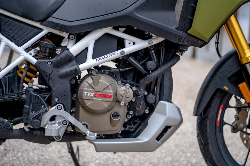 Il telaio a traliccio d'acciaio di colore bianco è uno spettacolo. Il motore è fatto dalla stessa TVS, ma non è quello della BMW G 310 GS, che ha una cilindrata maggiore, è inclinato all'indietro ha l'iniezione posta anteriormente ed è montato sulla naked TVS RTR 310. 