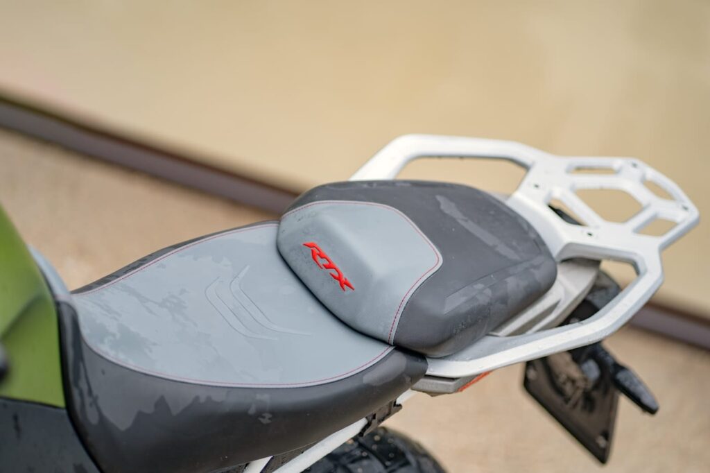 Come vedete, le selle di pilota e passeggero sono ampie e ospitali, come mai ci saremmo aspettati da una trecento. E abbiamo pure un vero portapacchi e delle signore maniglie.