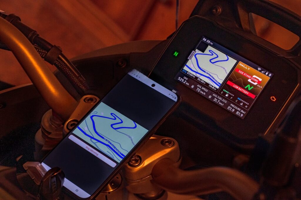 Tutte le versioni hanno la possibilità di connettere la strumentazione allo smartphone, ma la Adventurer ha più funzioni. Qui vediamo il "mirroring" del navigatore.